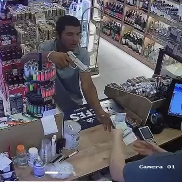 Kurusıkı tabancayla büfe soyan şüpheli adliyede