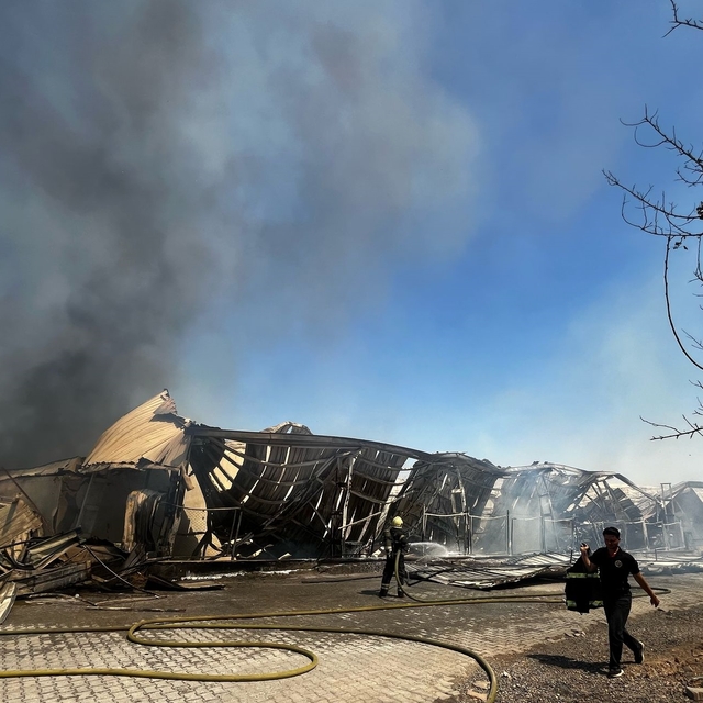 Kahramanmaraş'ta ambalaj fabrikasında çıkan yangına müdahale ediliyor