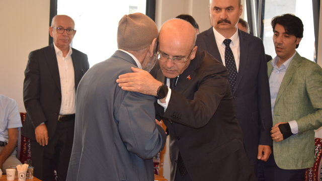 Bakan Şimşek, hayatını kaybeden ağabeyi için memleketi Batman'da taziyeleri kabul etti