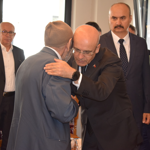 Bakan Şimşek, hayatını kaybeden ağabeyi için memleketi Batman'da taziyeleri...