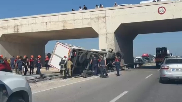 Bursa'da köprü ayağına çarpan kamyonun sürücüsü hayatını kaybetti