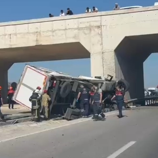 Bursa'da köprü ayağına çarpan kamyonun sürücüsü hayatını kaybetti