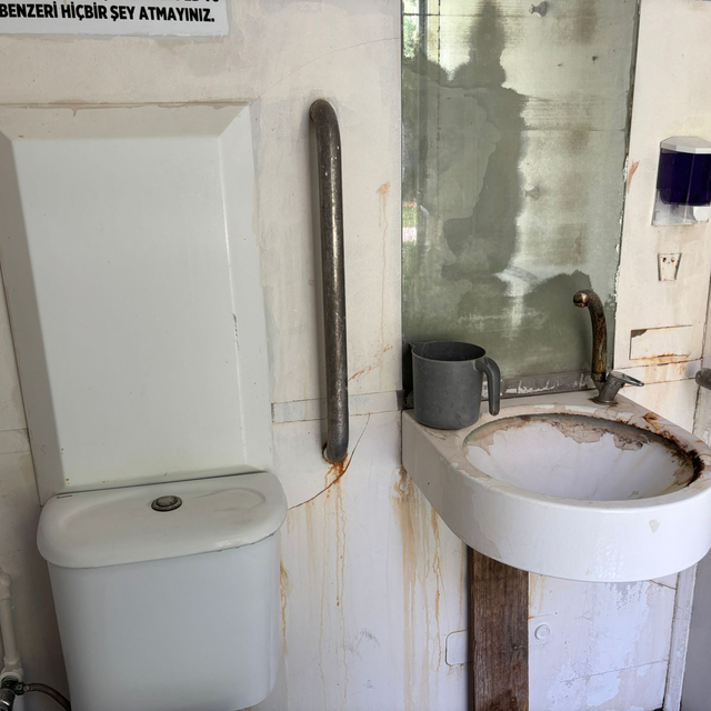 Antalya'da kadınlar plajındaki kirlilik ve bakımsızlığa tepki