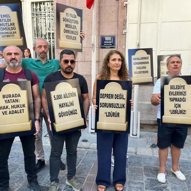 İzmir'de, kooperatif mağdurlarından 'mezar taşı' dövizli eylem