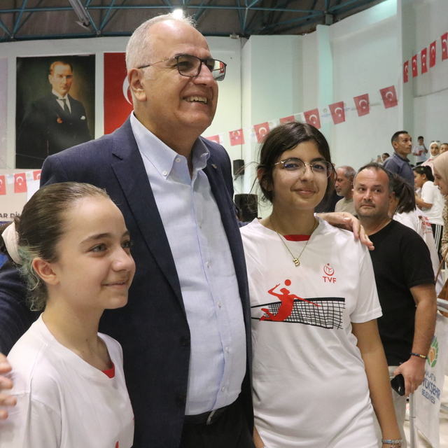 TVF Başkanı Üstündağ, Malatya'da çocukların voleybol antrenmanını izledi