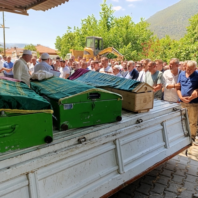 Kazada ölen anne ile 10 yıl önce böbreğini verdiği oğlu ve kızı toprağa ver...