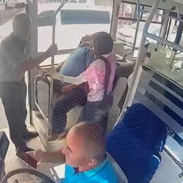 Otobüste fenalaşan yolcuya müdahale kamerada