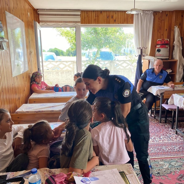 Bolu'da polisler yaz Kur'an kurslarında eğitim gören çocuklarla buluştu