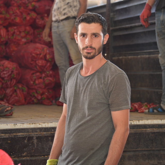 Şanlıurfa'da rüzgarın etkisiyle hareket eden gölgelik şemsiyeyi tutmaya çal...