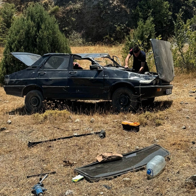 Boyabat'ta devrilen otomobildeki 2 kişi yaralandı