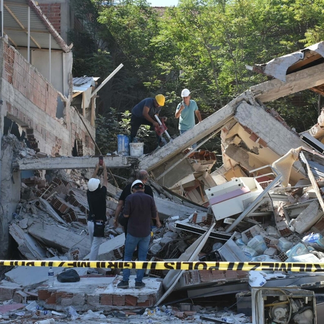 Depremde yıkılan binanın sahibi ile müteahhidi adliyede