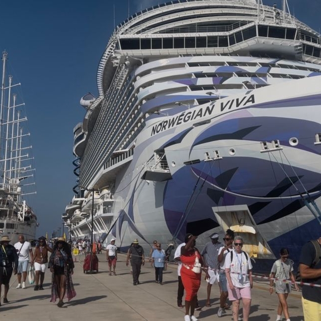 Bodrum'a iki kruvaziyer 3 bin 907 yolcu getirdi