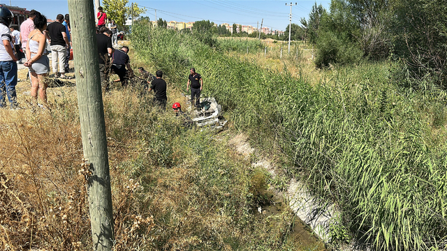 Takla atıp su kanalına düşen otomobilin sürücüsü ile kızı yaralandı