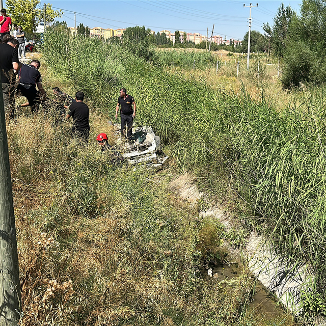 Takla atıp su kanalına düşen otomobilin sürücüsü ile kızı yaralandı