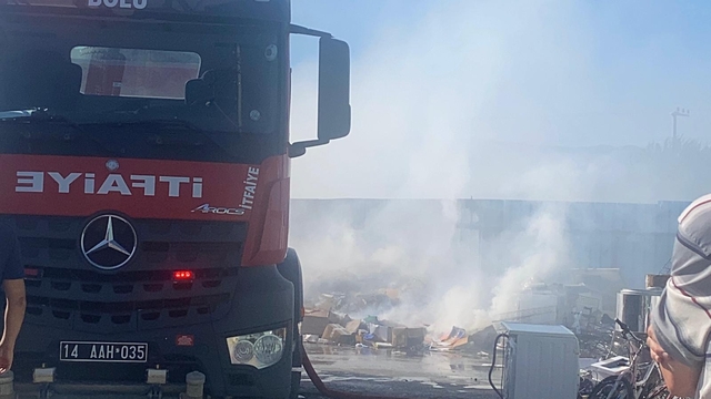 Hurda deposunda yangın