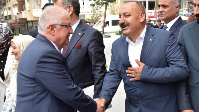 Milli Savunma Bakanı Güler Hakkari'de "Türkiye Yüzyılı Buluşmaları" programına katıldı: