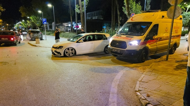 Bursa'da otomobile çarpan motosikletin sürücüsü yaralandı
