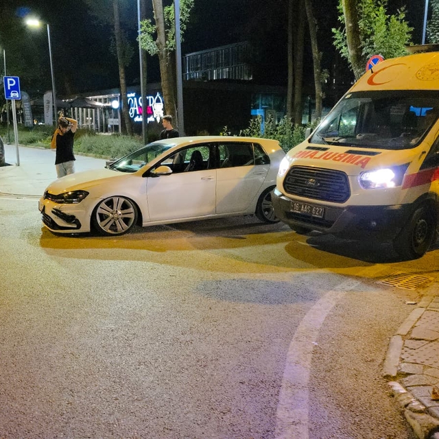 Bursa'da otomobile çarpan motosikletin sürücüsü yaralandı