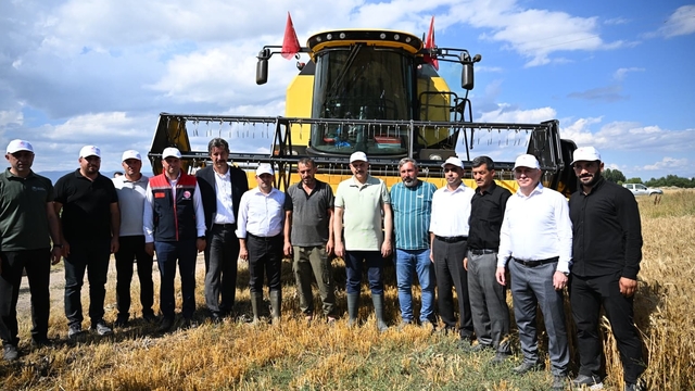 Erzurum Valisi Çiftçi, öğrencilerin ektiği buğdayın biçerdöverle hasadını yaptı