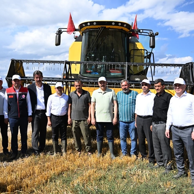 Erzurum Valisi Çiftçi, öğrencilerin ektiği buğdayın biçerdöverle hasadını y...