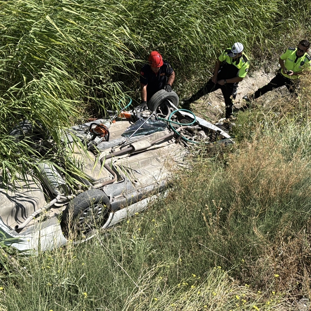 Kütahya'da su kanalına devrilen otomobildeki anne ve kızı kurtarıldı