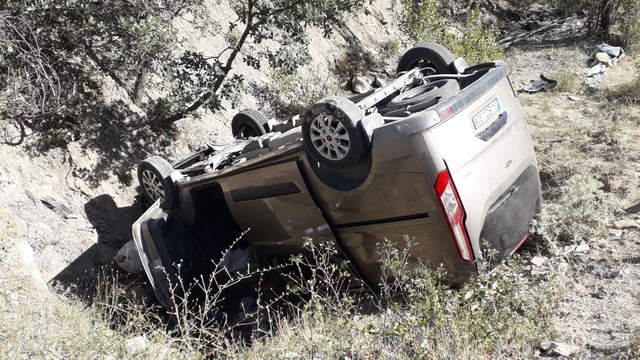 Sivas'ta hafif ticari araç şarampole devrildi: 6 yaralı