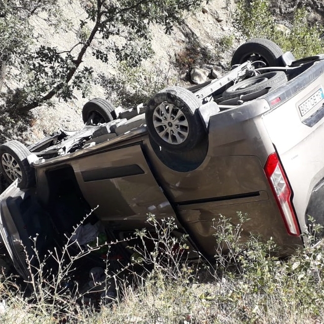 Sivas'ta hafif ticari araç şarampole devrildi: 6 yaralı