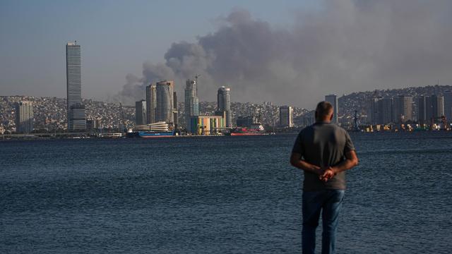 İzmir'de ormanlık alana sıçrayan yangına müdahale ediliyor