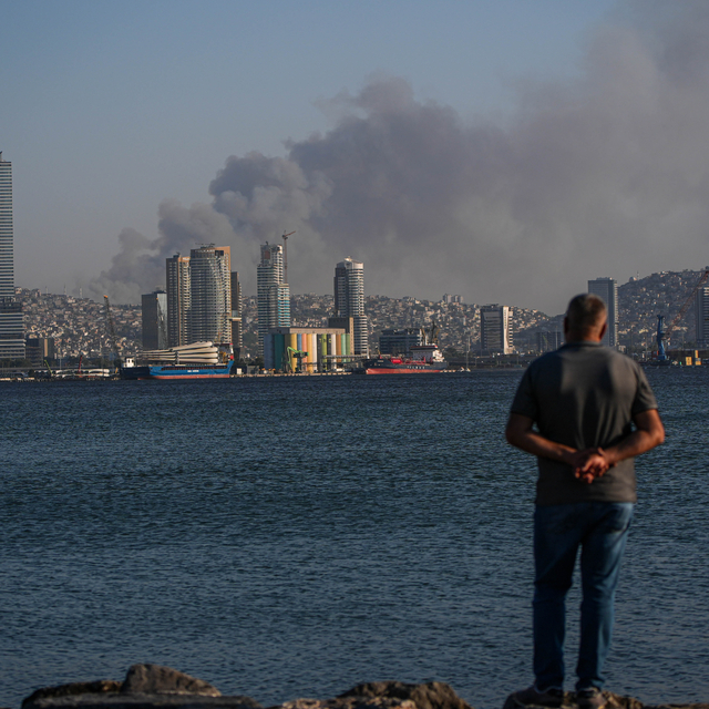 İzmir'de ormanlık alana sıçrayan yangına müdahale ediliyor