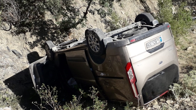 Sivas'ta devrilen hafif ticari araçtaki 6 kişi yaralandı