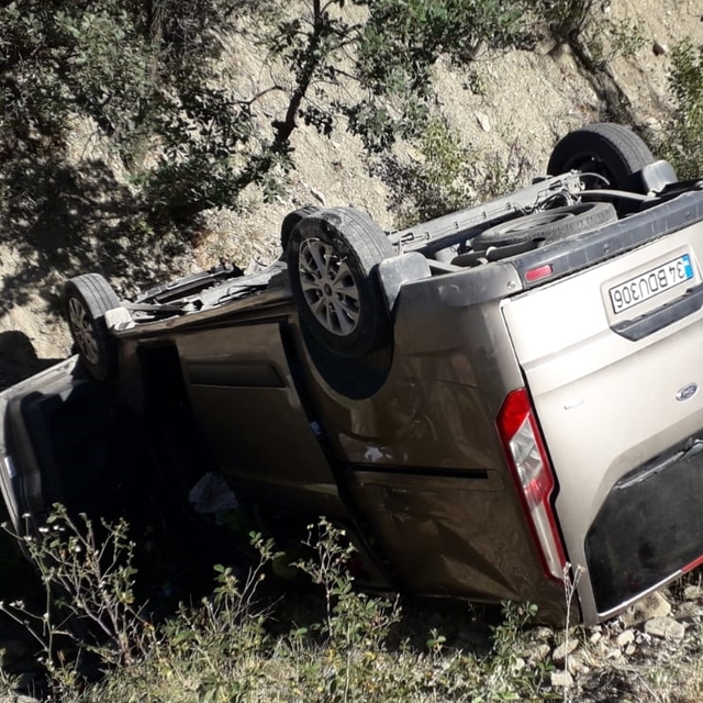 Sivas'ta devrilen hafif ticari araçtaki 6 kişi yaralandı