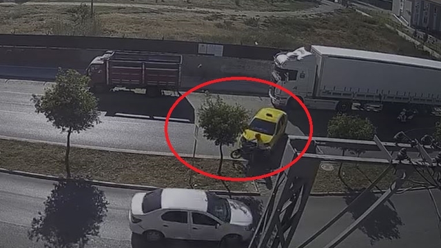 Yaya geçidinden geçmeye çalışan taksinin çarptığı motosiklet sürücüsü öldü