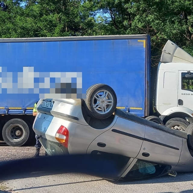 Sağlık görevlisi, kazazede çocuğu muayene eldiveniyle balon yaparak sakinle...