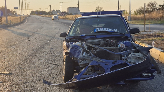Edirne'de iki otomobilin çarpıştığı kazada 3 kişi yaralandı