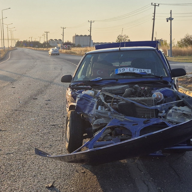 Edirne'de iki otomobilin çarpıştığı kazada 3 kişi yaralandı