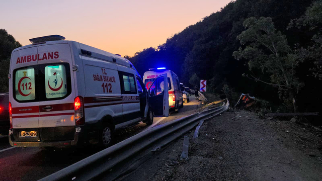 Bursa'da şarampole devrilen kamyondaki 3 kişi yaralandı