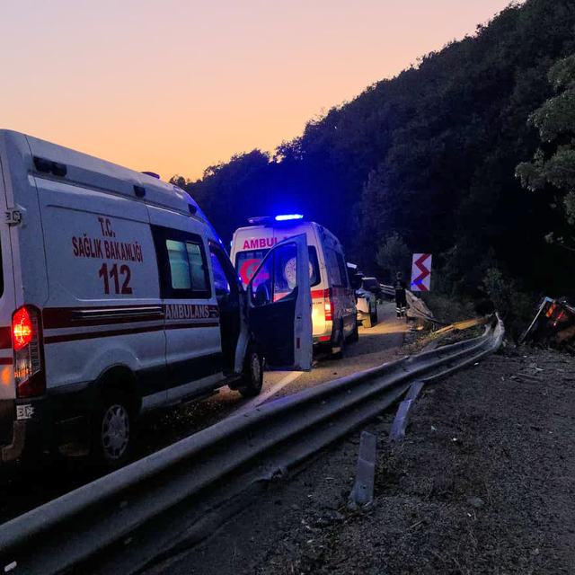 Bursa'da şarampole devrilen kamyondaki 3 kişi yaralandı