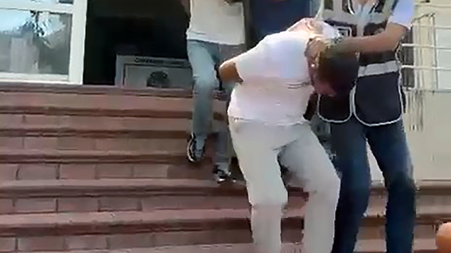 Çocuklarının ameliyatı için biriktirdikleri para ve altınları, 'polisiz' diyen dolandırıcılara kaptırdı