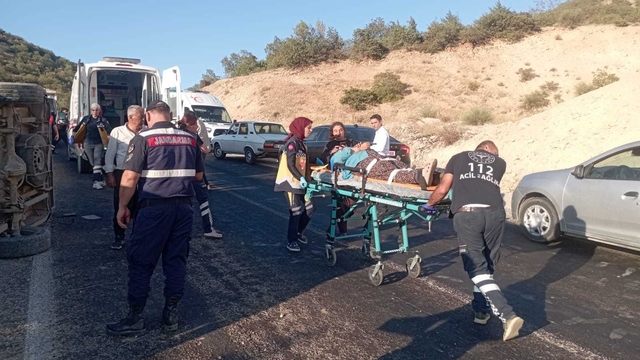 Adıyaman'da, tarım işçilerini taşıyan minibüs devrildi: 23 yaralı