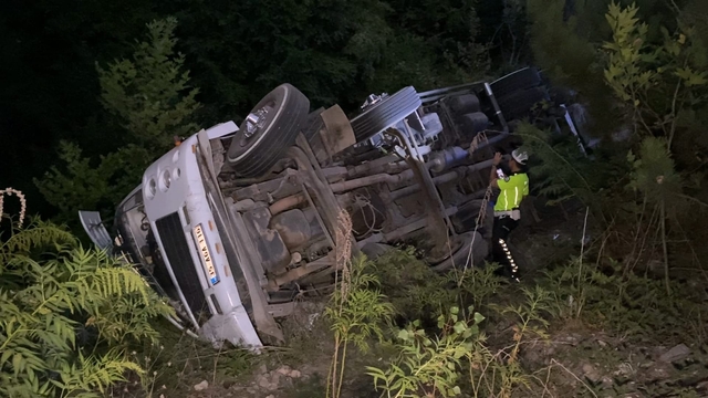 Lastiği patlayan biber yüklü kamyon şarampole devrildi: 3 yaralı