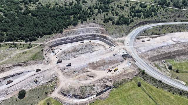 Hacılar-Erciyes yolunda yürütülen yol çalışmaları sürüyor