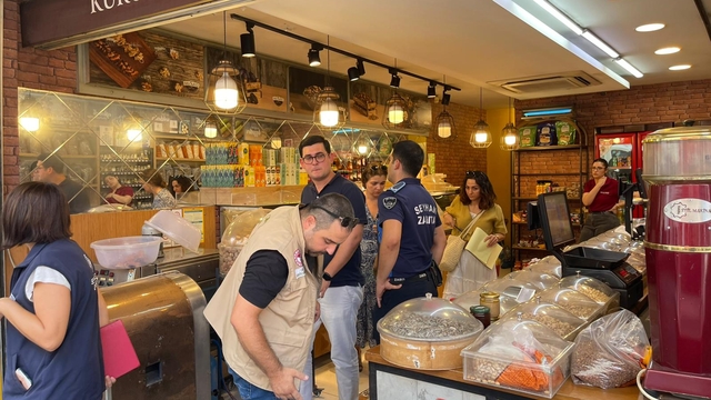 Adana'da kuru yemişçide bulunan sağlıksız ürünler imha edildi