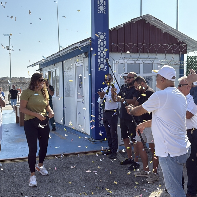 Amasra'ya kruvaziyer ile gelen 100 bininci turist, konfetiyle karşılandı