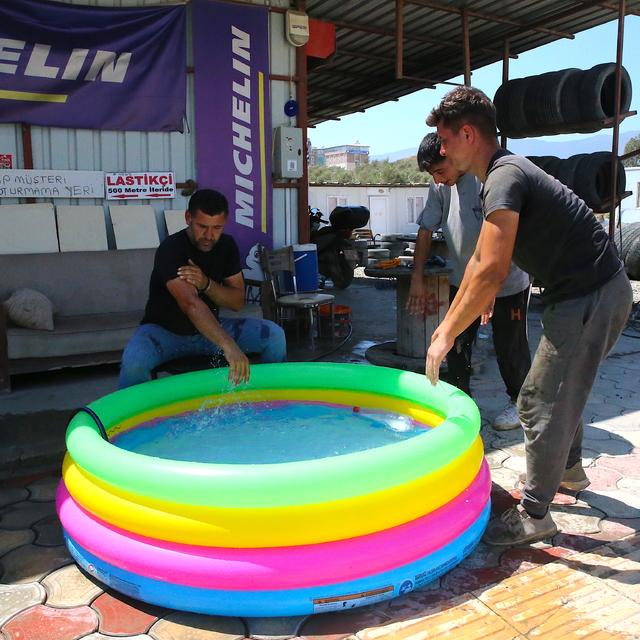 Hatay'da sıcaktan bunalan esnafın doldurduğu şişme havuzda çocuklar da seri...