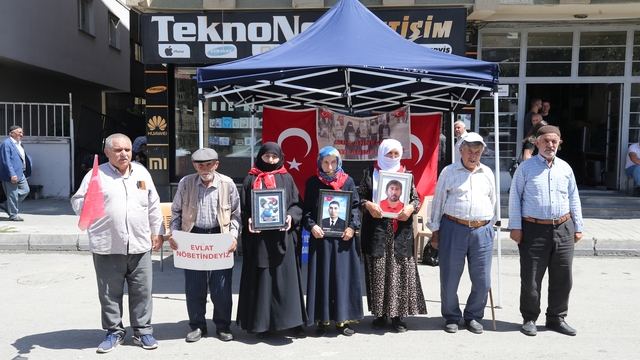 Muş'ta evlatlarına kavuşmak isteyen aileler, DEM Parti önündeki eylemlerini sürdürdü