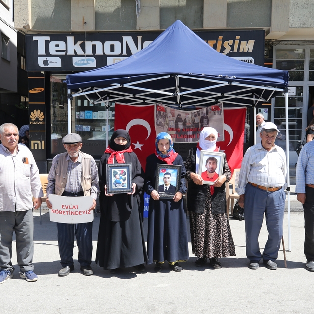 Muş'ta evlatlarına kavuşmak isteyen aileler, DEM Parti önündeki eylemlerini...