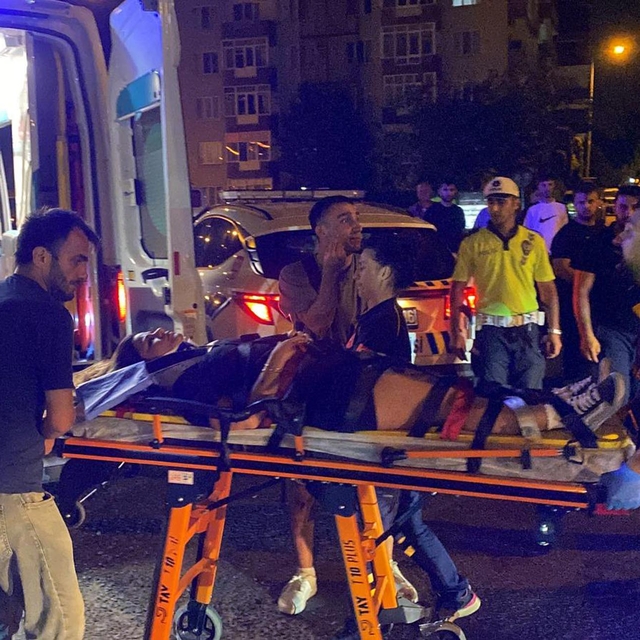 Otomobilin çarptığı 3 yaya yaralandı; 1 gözaltı