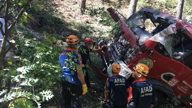 Orman yangınına giden arazöz uçuruma yuvarlandı; 1 şehit, 5 yaralı
