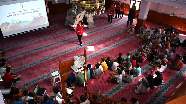 Osmaniye'de Türk Kızılay öğrencileri afetlere karşı bilgilendirildi