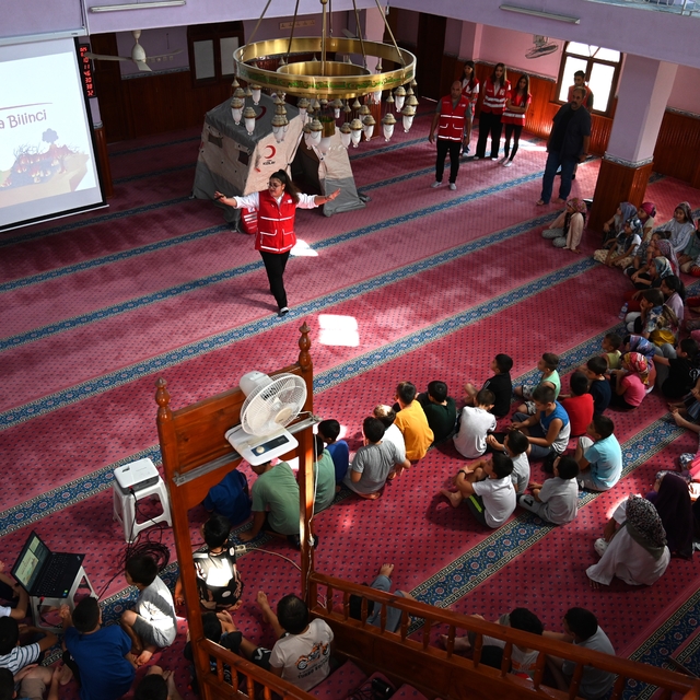 Osmaniye'de Türk Kızılay öğrencileri afetlere karşı bilgilendirildi